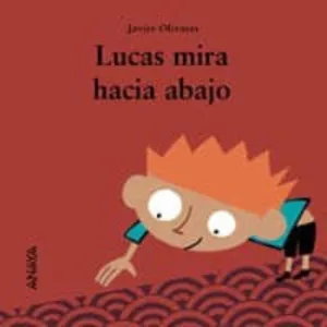 LUCAS MIRA HACIA ABAJO